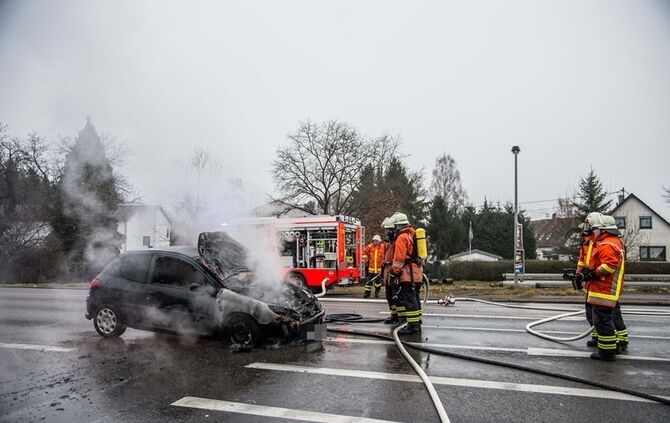 Peugeot brennt auf der B14 vollständig aus - Bild 05_3