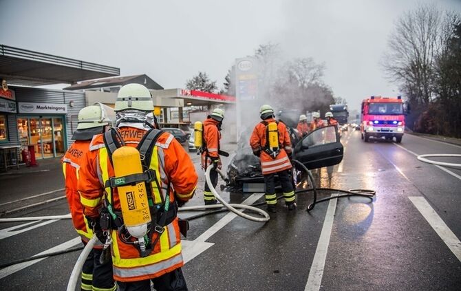 Peugeot brennt auf der B14 vollständig aus - Bild 12_5
