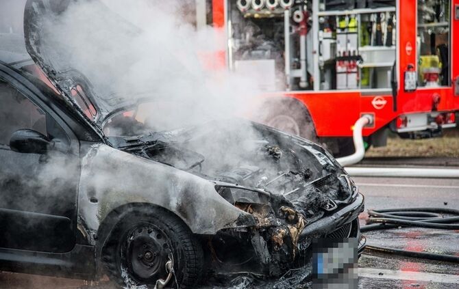 Peugeot brennt auf der B14 vollständig aus - Bild 04_7