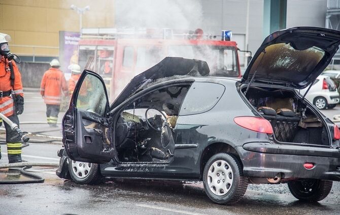 Peugeot brennt auf der B14 vollständig aus - Bild 15_12