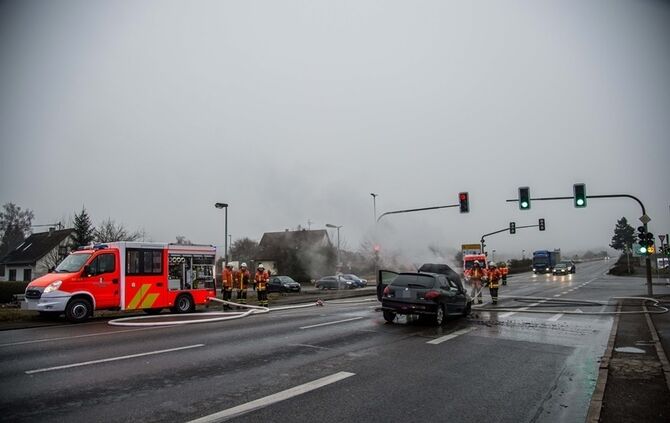 Peugeot brennt auf der B14 vollständig aus - Bild 06_13
