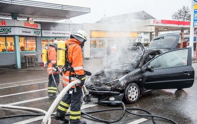 Peugeot brennt auf der B14 vollständig aus - Bild 17_14