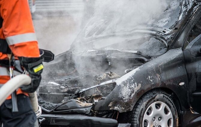 Peugeot brennt auf der B14 vollständig aus - Bild 18_15