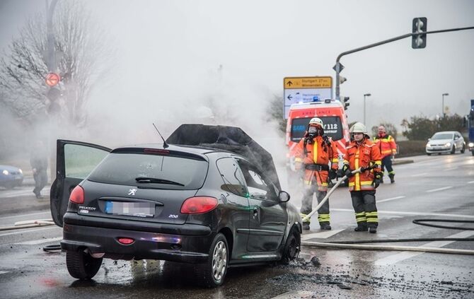 Peugeot brennt auf der B14 vollständig aus - Bild 11_17