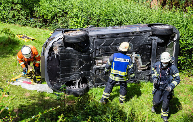 Unfall, Pkw mit vier Personen stürzt in Garten ab, Neuffenstr., Winndenden-Bürg, 03.08.2021.