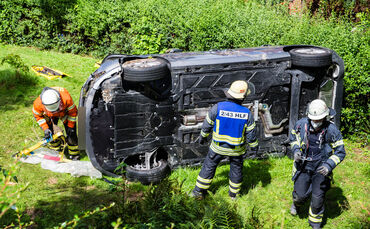 Unfall, Pkw mit vier Personen stürzt in Garten ab, Neuffenstr., Winndenden-Bürg, 03.08.2021.