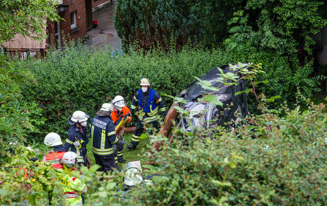 Unfall, Pkw mit vier Personen stürzt in Garten ab, Neuffenstr., Winndenden-Bürg, 03.08.2021.