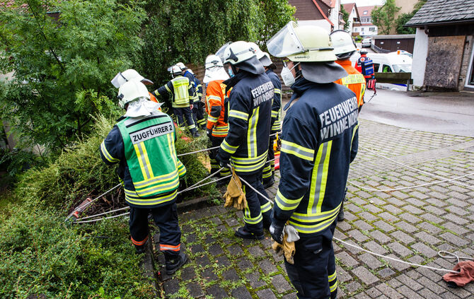Unfall, Pkw mit vier Personen stürzt in Garten ab, Neuffenstr., Winndenden-Bürg, 03.08.2021.