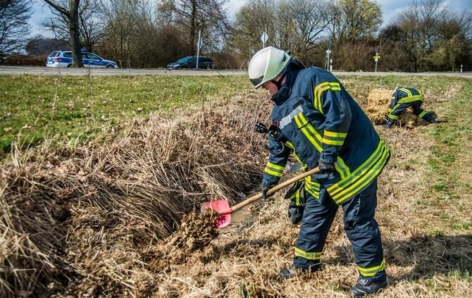 Leutenbach-Nellmersbach: Guelle laeuft in den Bach - Feuerwehr verhindert schlimmeres_14