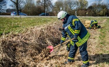 Leutenbach-Nellmersbach: Guelle laeuft in den Bach - Feuerwehr verhindert schlimmeres_14