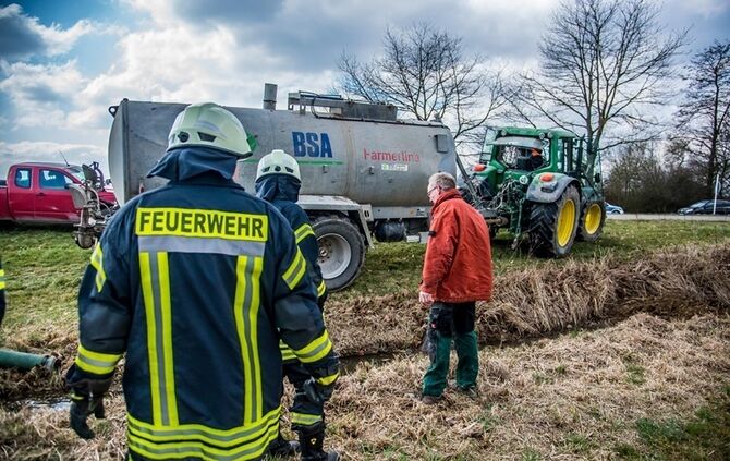 Leutenbach-Nellmersbach: Guelle laeuft in den Bach - Feuerwehr verhindert schlimmeres_0