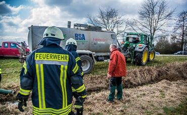Leutenbach-Nellmersbach: Guelle laeuft in den Bach - Feuerwehr verhindert schlimmeres_0