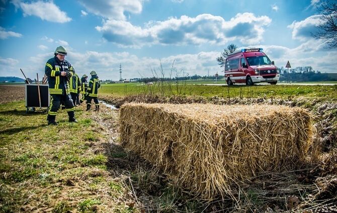 Leutenbach-Nellmersbach: Guelle laeuft in den Bach - Feuerwehr verhindert schlimmeres_13