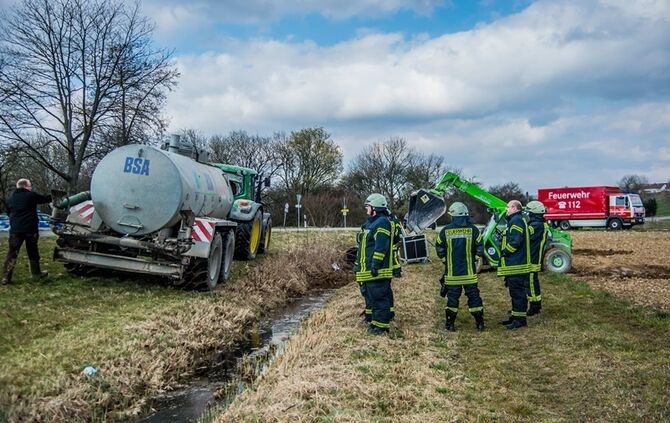 Leutenbach-Nellmersbach: Guelle laeuft in den Bach - Feuerwehr verhindert schlimmeres_7