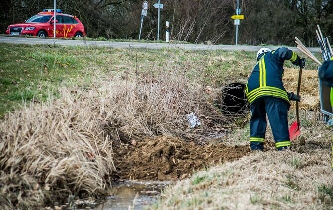 Leutenbach-Nellmersbach: Guelle laeuft in den Bach - Feuerwehr verhindert schlimmeres_1