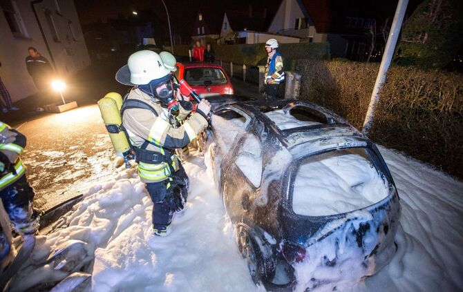 PKW brennt in Wohngebiet komplett aus - Bild 13_0