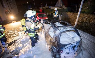 PKW brennt in Wohngebiet komplett aus - Bild 13_0
