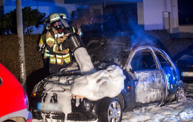 PKW brennt in Wohngebiet komplett aus - Bild 08_1