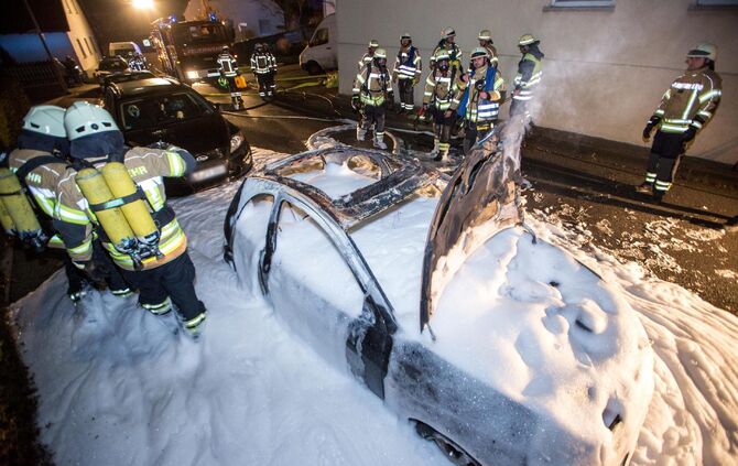 PKW brennt in Wohngebiet komplett aus - Bild 12_2