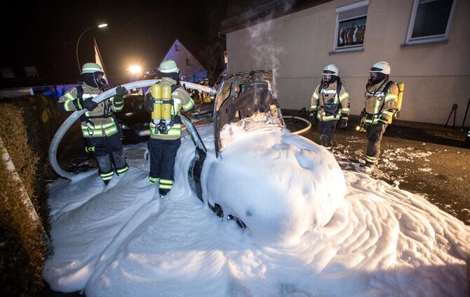 PKW brennt in Wohngebiet komplett aus - Bild 11_3