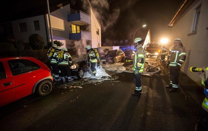 PKW brennt in Wohngebiet komplett aus - Bild 10_4