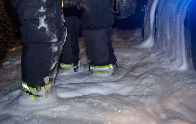 PKW brennt in Wohngebiet komplett aus - Bild 07_6