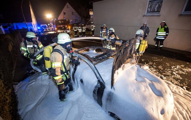 PKW brennt in Wohngebiet komplett aus - Bild 06_7
