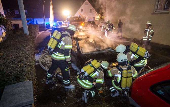 PKW brennt in Wohngebiet komplett aus - Bild 05_8