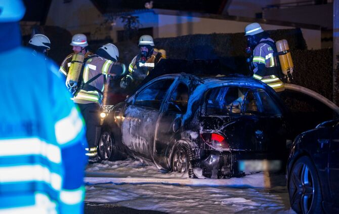 PKW brennt in Wohngebiet komplett aus - Bild 04_9