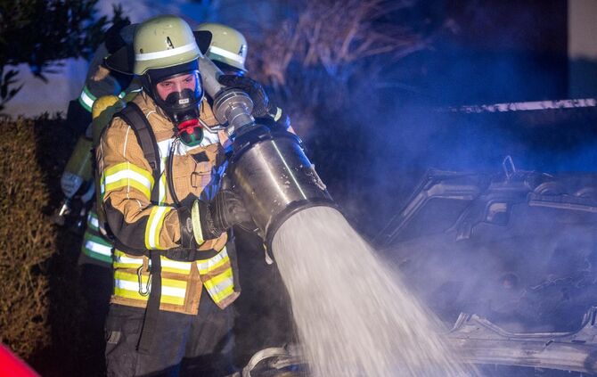 PKW brennt in Wohngebiet komplett aus - Bild 03_10