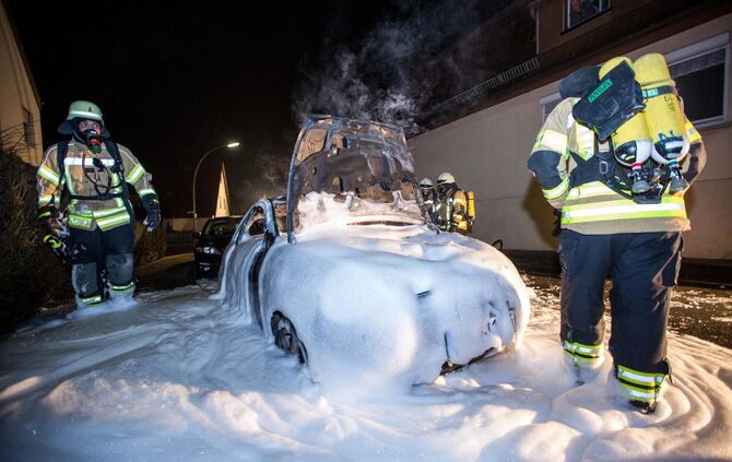 PKW brennt in Wohngebiet komplett aus - Bild 01_12