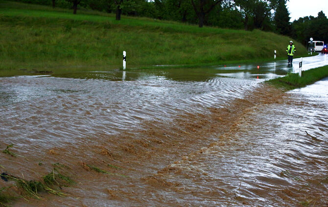 Starkregen sorgt für Überflutungen in Weiler zum Stein - Bild 13_8