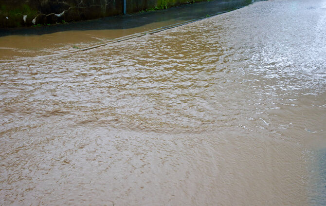 Starkregen sorgt für Überflutungen in Weiler zum Stein - Bild 04_17