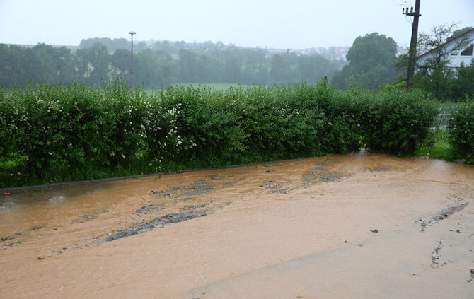 Starkregen sorgt für Überflutungen in Weiler zum Stein - Bild 24_19