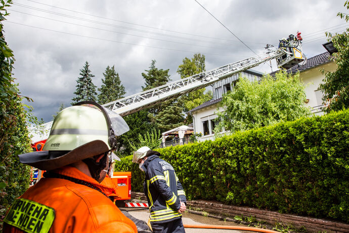 Brand im Dachstuhl eines Wohnhauses, Schnarrenbergstr., Winnenden-Birkmannsweiler, 08.08.2021.