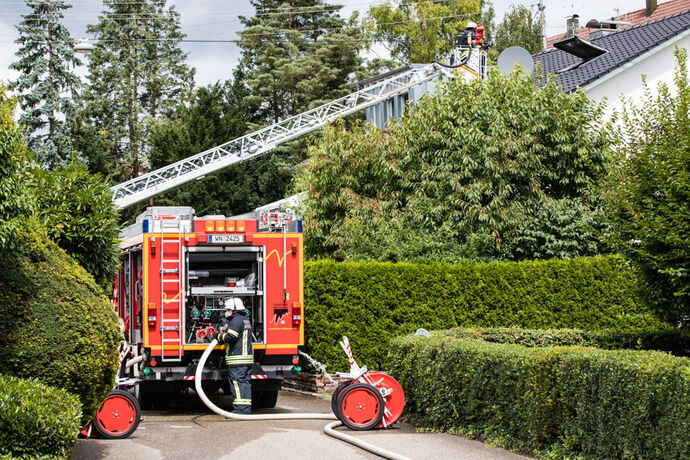Brand im Dachstuhl eines Wohnhauses, Schnarrenbergstr., Winnenden-Birkmannsweiler, 08.08.2021.