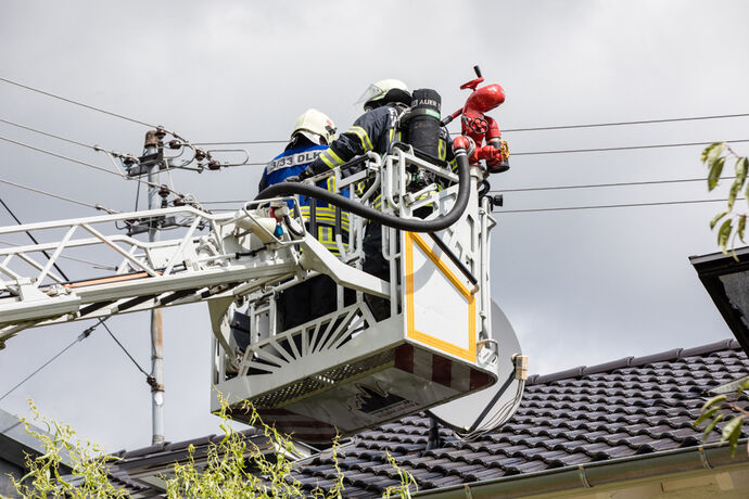 Brand im Dachstuhl eines Wohnhauses, Schnarrenbergstr., Winnenden-Birkmannsweiler, 08.08.2021.