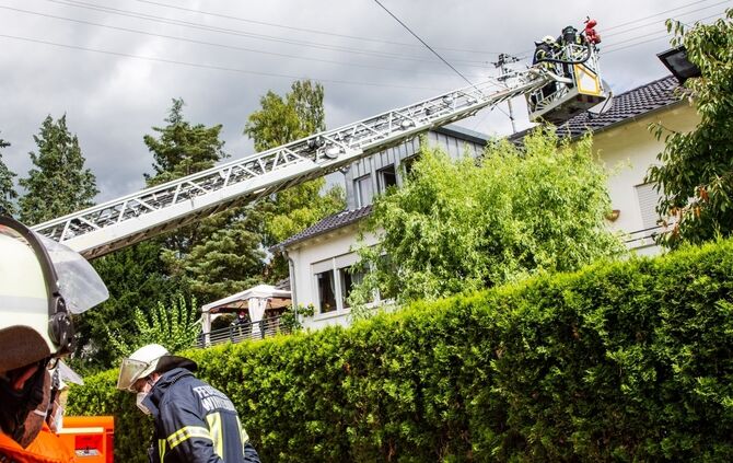 Brand im Dachstuhl eines Wohnhauses, Schnarrenbergstr., Winnenden-Birkmannsweiler, 08.08.2021.