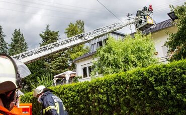 Brand im Dachstuhl eines Wohnhauses, Schnarrenbergstr., Winnenden-Birkmannsweiler, 08.08.2021.