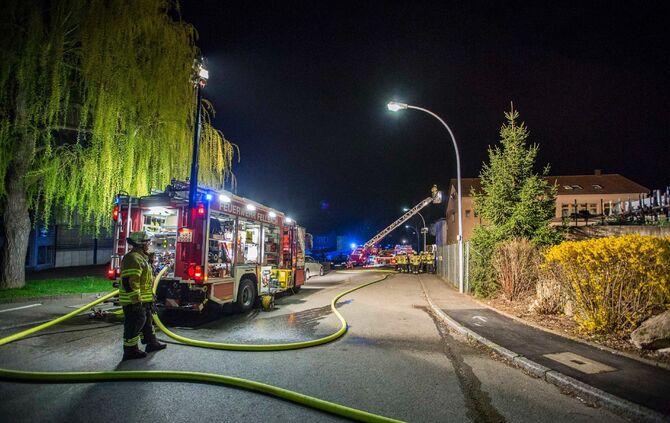 GegenstÃ¤nde und Gasflaschen brennen vor FirmengebÃ¤ude_1
