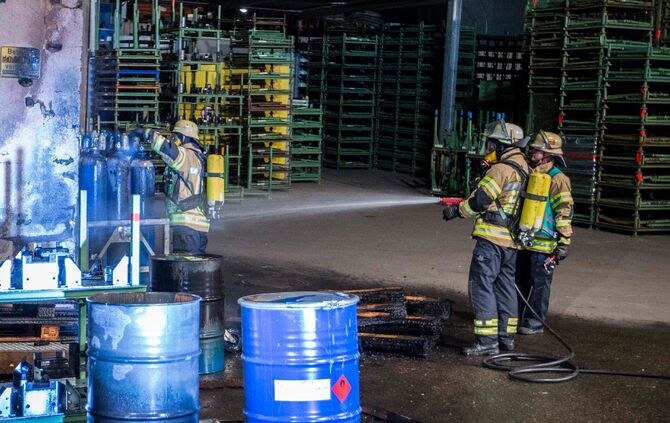 GegenstÃ¤nde und Gasflaschen brennen vor FirmengebÃ¤ude_3
