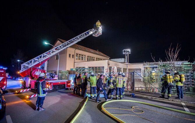 GegenstÃ¤nde und Gasflaschen brennen vor FirmengebÃ¤ude_4