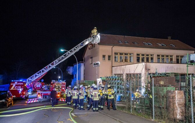 GegenstÃ¤nde und Gasflaschen brennen vor FirmengebÃ¤ude_5