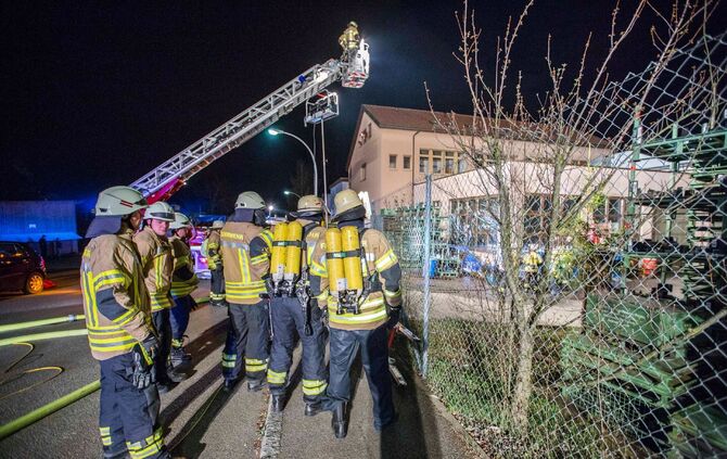 GegenstÃ¤nde und Gasflaschen brennen vor FirmengebÃ¤ude_6