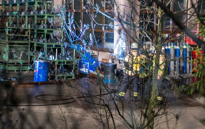 GegenstÃ¤nde und Gasflaschen brennen vor FirmengebÃ¤ude_7