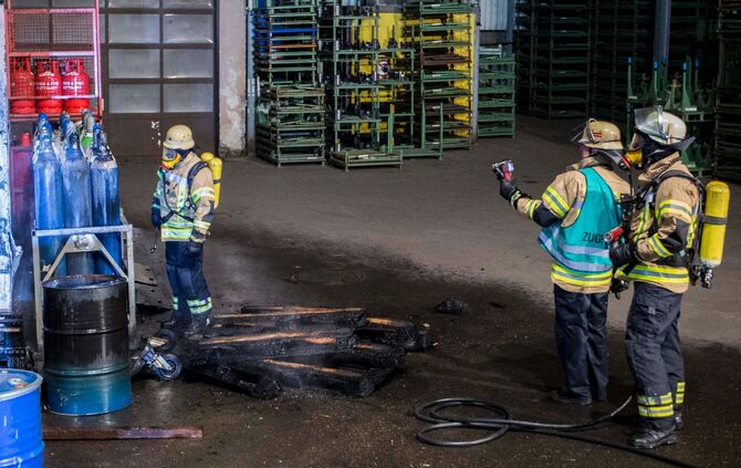 GegenstÃ¤nde und Gasflaschen brennen vor FirmengebÃ¤ude_9