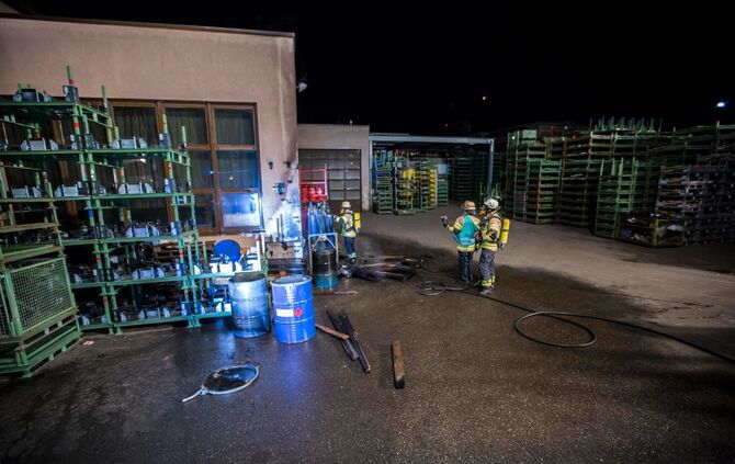 GegenstÃ¤nde und Gasflaschen brennen vor FirmengebÃ¤ude_10