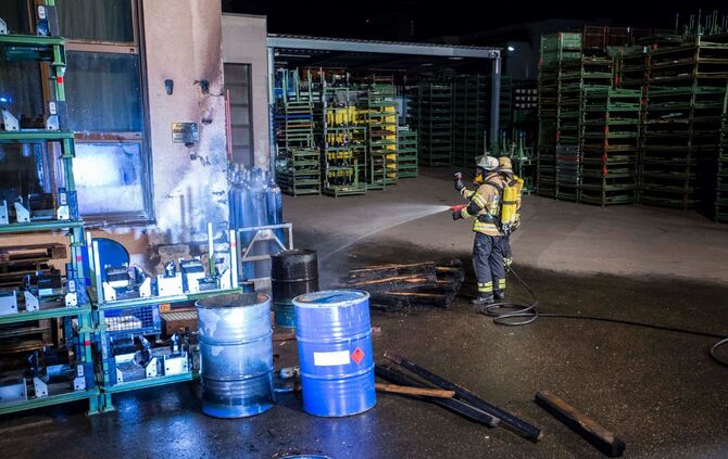 GegenstÃ¤nde und Gasflaschen brennen vor FirmengebÃ¤ude_11