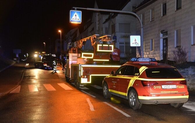 Weinstadt-Endersbach: Pkw knallt mit ueberhoehter Geschwindigkeit innerorts gegen Laterne