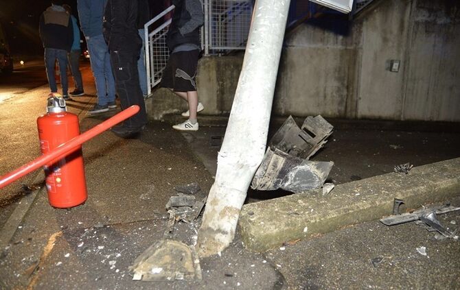Weinstadt-Endersbach: Pkw knallt mit ueberhoehter Geschwindigkeit innerorts gegen Laterne